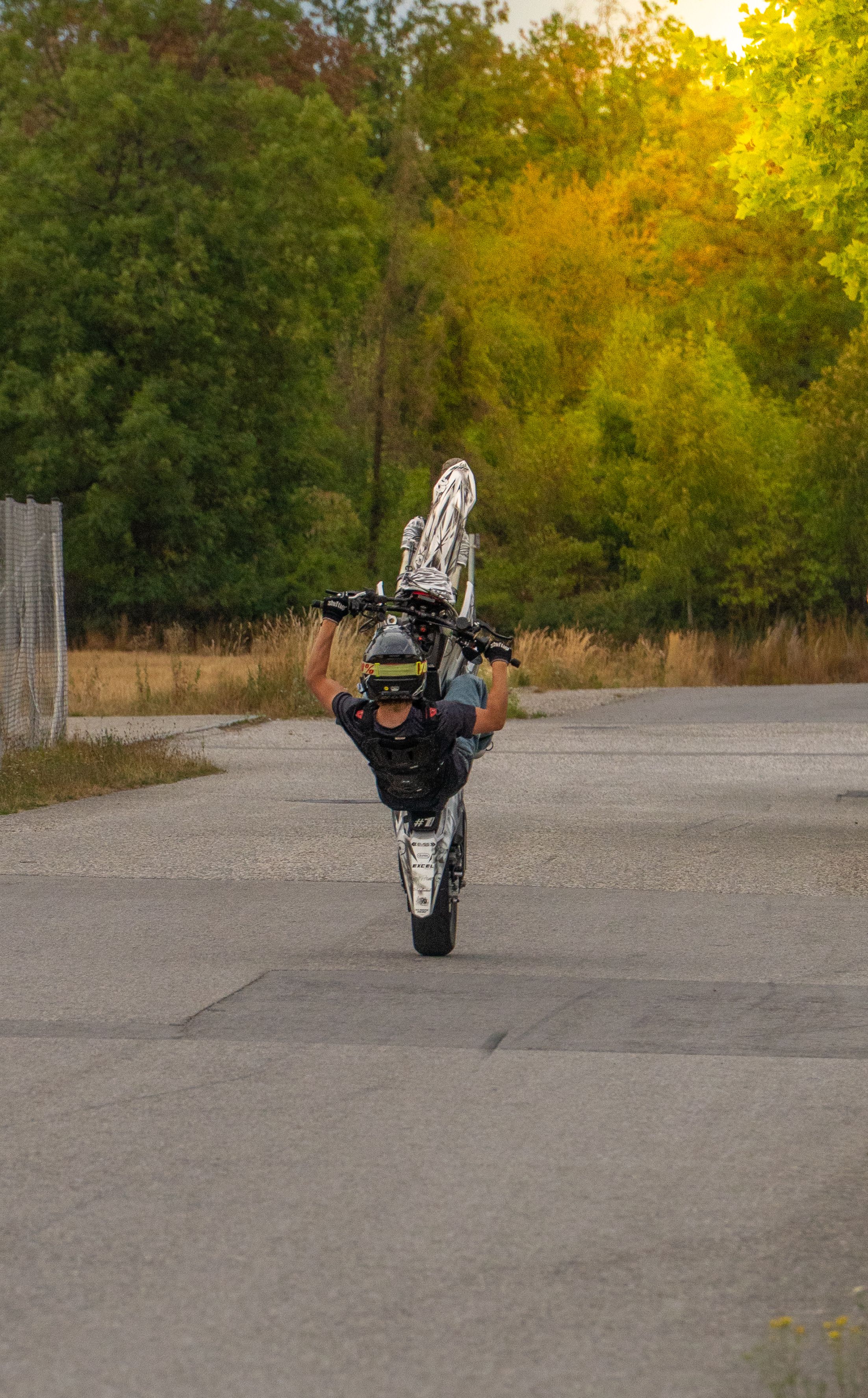 Wheelie im Gegenlicht